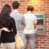 ongeduldige mensen in de rij bij de bank